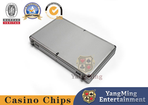 購入 贅沢な600pcsアルミニウム14g粘土の切り屑入れのカジノのバカラの携帯用スポンジの銀のルーレット盤のブラックジャックは箱を欠く オンライン製造