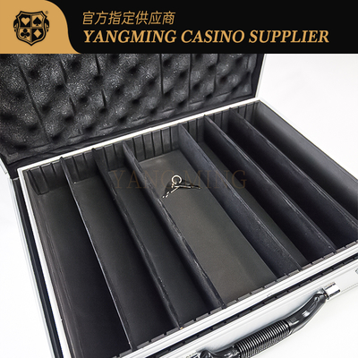 購入 600pcsのカジノの火かき棒のチップセットの金属のポーカー用のチップ箱のためのアルミニウム携帯用ケース オンライン製造