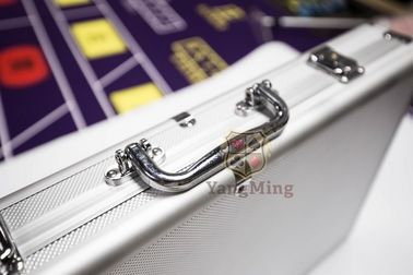 購入 カスタマイズされた600pcsカジノの火かき棒の粘土のチップセット箱の携帯用アルミ合金の保証Gamblignのチップ・キャリア オンライン製造
